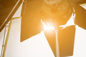 Comment éclairer ton poste de travail pour des vidéos pro sans pied lumière